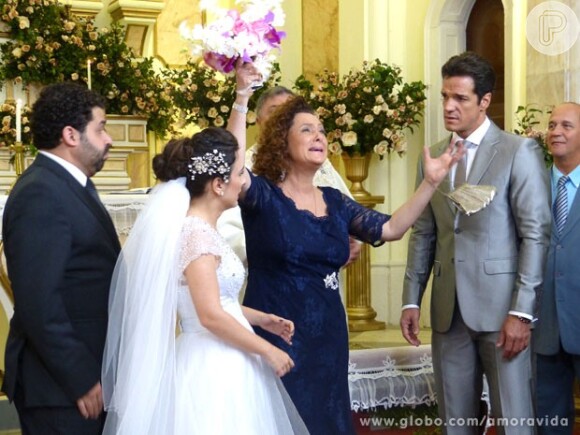 Grávida de Carlito (Anderson di Rizzi), Valdirene (Tatá Werneck) foi abandonada no altar por Ignácio (Carlos Machado), em 'Amor à Vida'