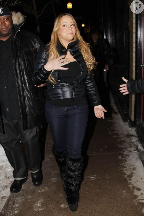Mariah Carey usa uma bota de pelos