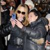 Mariah Carey tira foto com fãs que estavam no local
