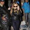 Mariah Carey chega ao local de óculos escuros