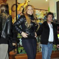 Mariah Carey faz compras de Natal em Aspen, nos EUA