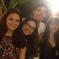 Bruna Marquezine posa ao lado de elenco da novela 'Em Família', em Goiás