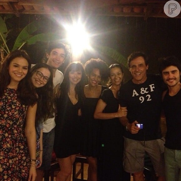 Bruna Marquezine posa para foto ao lado de parte do elenco da novela 'Em Família'. Na foto, Guilherme Leicam, Oscar Magrini, Simone Soares e outos famosos