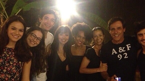 Bruna Marquezine posa ao lado de elenco da novela 'Em Família', em Goiás