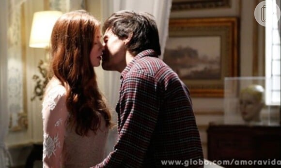 Nicole (Marina Ruy Barbosa) e Thales (Ricardo Tozzi) se beijam quando a falecida está incorporada em uma médium, em 'Amor à Vida', em outubro de 2013