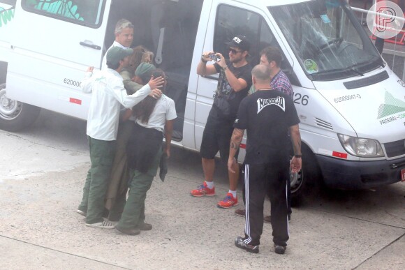 Steven Tyler não se negou e fotografou com os funcionários do Parque Nacional Floresta da Tijuca