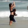 A  atriz Juliana Didone meditou na tarde desta segunda-feira (24), na praia da Barra da Tijuca, no Rio
