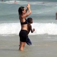Juliana Didone deixa biquíni em casa e renova as energias de bermudão em praia