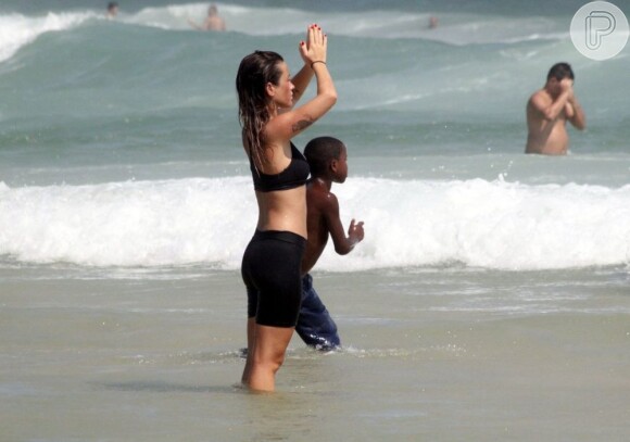 A  atriz Juliana Didone meditou na tarde desta segunda-feira (24), na praia da Barra da Tijuca, no Rio
