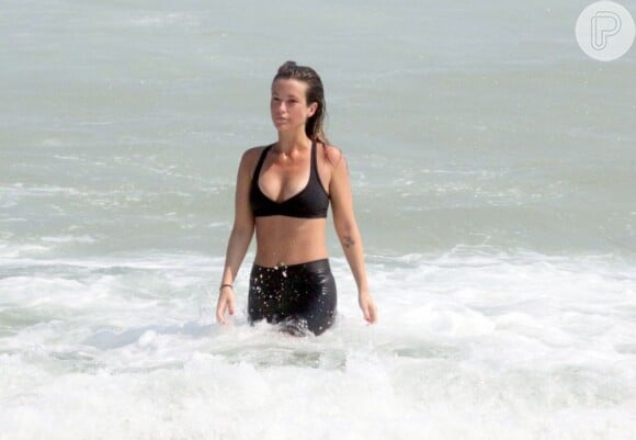 Foto: Juliana Didone, de 28 anos, entrou no mar de top e bermuda, em 24 de  dezembro de 2012 - Purepeople