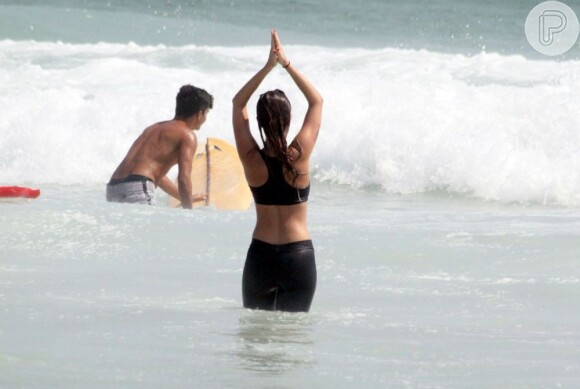 Juliana Didone foi de bermudão renovar as energias, na praia da Barra da Tijuca, em 24 de dezembro de 2012