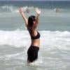 A atriz aproveitou a véspera de Natal para meditar, na praia da Barra da Tijuca, em 24 de dezembro de 2012