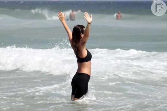 A atriz aproveitou a véspera de Natal para meditar, na praia da Barra da Tijuca, em 24 de dezembro de 2012