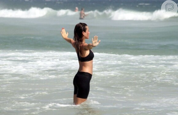 Juliana Didone meditou na praia da Barra da Tijuca, em 24 de dezembro de 2012