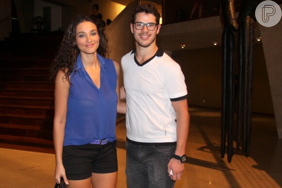 Débora Nascimento e José Loreto assistem ao espetáculo teatral 'O Jogo do Amor e do Acaso' em 21 de outubro de 2013, no Rio