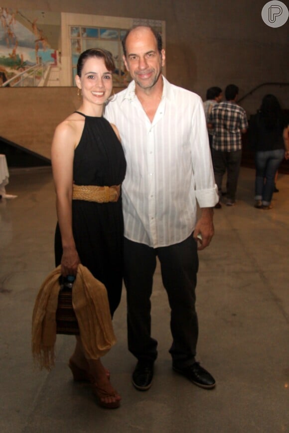 Roberto Bomtempo e sua mulher, Mirian Freeland, vão à peça francesa "O Jogo do Amor e do Acaso", de Marivaux, na Barra da Tijuca, RJ