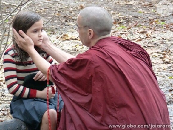 Sonan (Caio Blat) encontra Pérola (Mel Maia), a reencarnação de Ananda Rinpoche (Nelson Xavier), seu líder espiritual em 'Joia Rara'