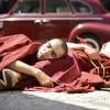No Rio de Janeiro, Sonan (Caio Blat) e seus companheiros monges dormem na rua, em cena de 'Joia Rara'