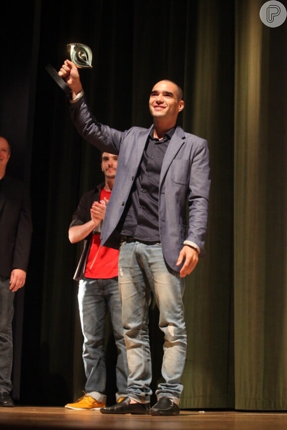 Caio Blat foi homenageado na abertura do 11º Festival de Cinema de Santos e recebeu o Troféu Claudio Mamberti, em 16 de outubro de 2013