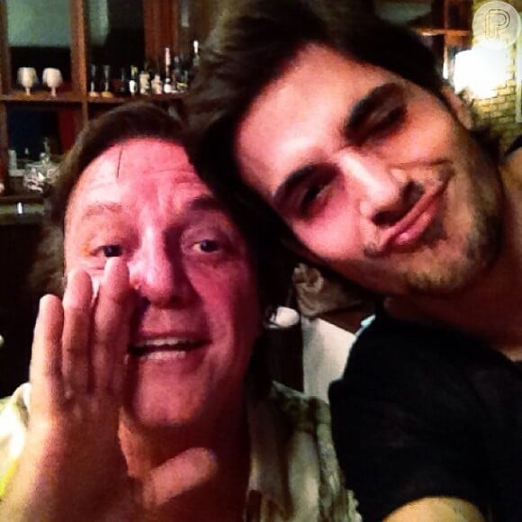 Fiuk postou uma foto ao lado do pai, Fabio Jr., na noite do Natal, nesta terça-feira, 25 de dezembro de 2012