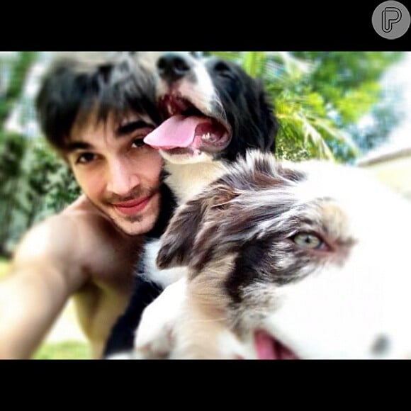 Fiuk posta foto com seus cachorros de estimação, Gaia e Toth