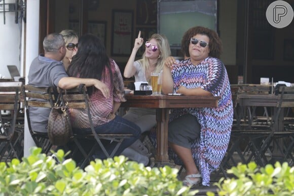 Bárbara Evans se diverte com amigos em restaurante carioca