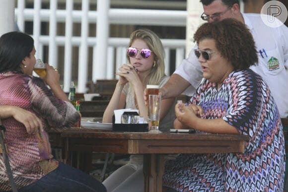 Bárbara Evans bebe com amigos, no Rio