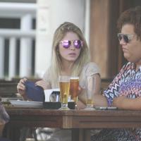 Bárbara Evans curte tarde de sol com amigos em restaurante carioca