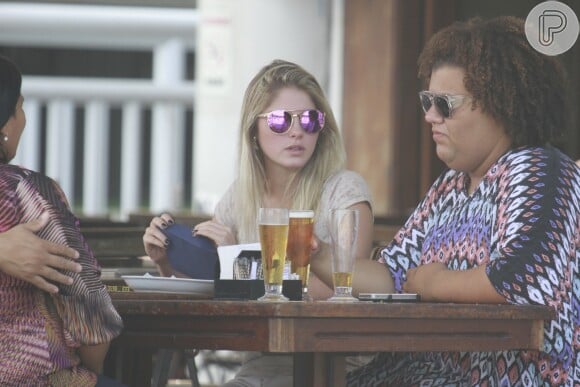 Bárbara Evans é fotograda com Gominho e outros amigos em restaurante do Rio de Janeiro, em 22 de outubro de 2013
