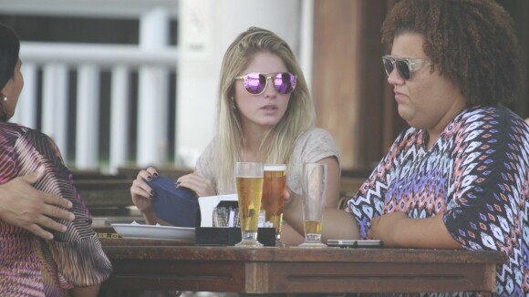 Bárbara Evans curte tarde de sol com amigos em restaurante carioca