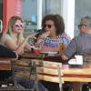 Bárbara Evans conversa com amigos em restaurante carioca