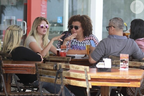 Bárbara Evans conversa com amigos em restaurante carioca