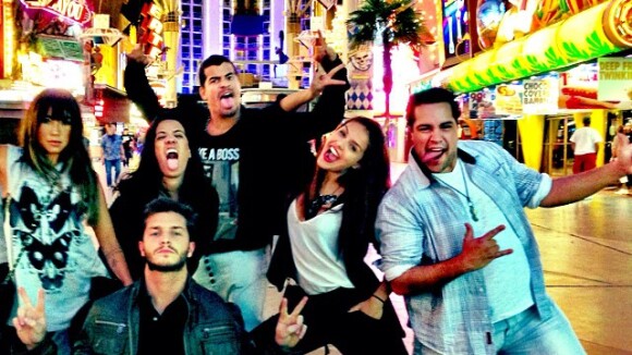 Paloma Bernardi e amigos famosos se despendem de Las Vegas após gravações