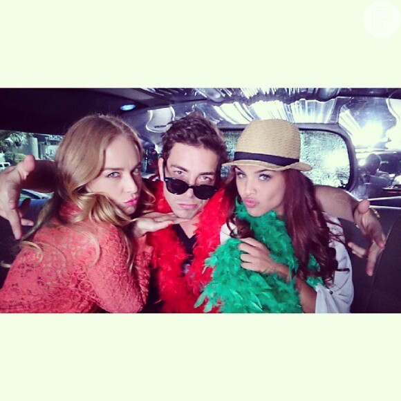 O cantor Di Ferrero postou foto em uma limosine ao lado de Angélica e Paloma Bernardi