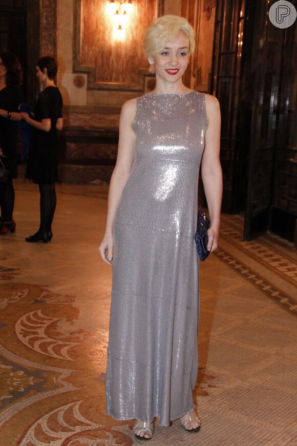 Simone ficou elegante com o vestido longo que escolheu para ir ao Grande Prêmio do Cinema Brasileiro