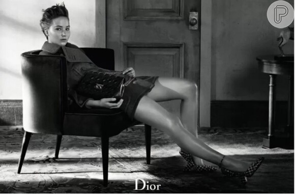 Jennifer Lawrence exibe belas pernas no editorial da grife Dior