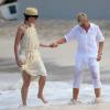Ellen DeGeneres e Portia de Rossi caminham de mãos dadas pela praia
