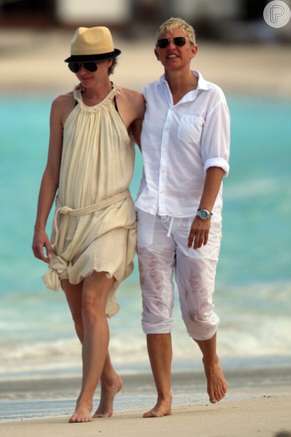 Ellen DeGeneres e Portia de Rossi trocam carinhos à beira-mar