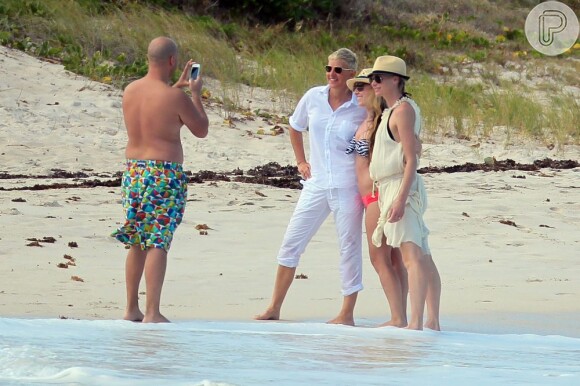 Ellen DeGeneres e Portia de Rossi tiram fotos com fãs