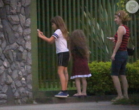 Crianças estão de prontidão em frente à casa da mãe de Grazi Massafera na esperança de tirar uma foto com a atriz