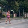 Sofia, filha de Grazi Massafera, sempre passeia pelas ruas de Paranaguá com a avó, Dona Cleusa