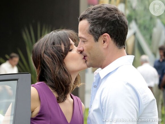 A atriz em cena da novela das nove, quando Aline rouba um beijo de Bruno em 'Amor à Vida'