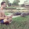 Rodrigo Andrade postou em seu Instagram nesta sexta-feira, 25 de outubro de 2013, uma foto de uma antiga viagem ao Pantanal onde aparece meditando ao lado de dois jacarés