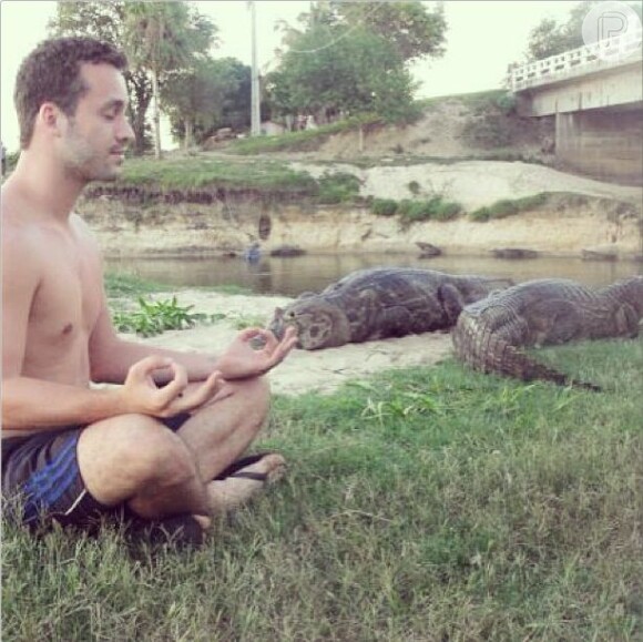 Rodrigo Andrade postou em seu Instagram nesta sexta-feira, 25 de outubro de 2013, uma foto de uma antiga viagem ao Pantanal onde aparece meditando ao lado de dois jacarés