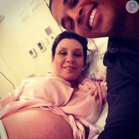 Simony e seu namorado, o empresário Patrick Silva, antes da cantora entrar na sala de parto, nesta sexta-feira, 25 de outubro de 2013