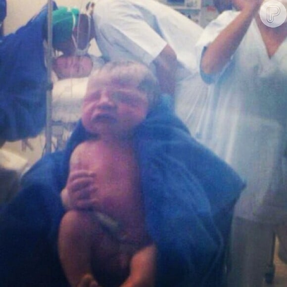 A cantora Simony deu à luz ao seu 4º filho, Anthony, nesta sexta-feira, 25 de outubro de 2013. O bebê nasceu de parto cesariana com 3,5kg