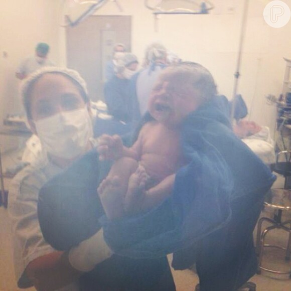 Simony deu à luz ao seu quarto filho, Anthony, fruto de seu relacionamento com o empresário Patrick Silva, nesta sexta-feira, 25 de outubro de 2013