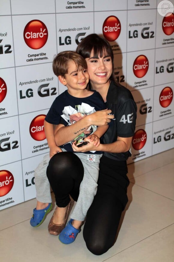 A atriz Maria Casadevall, de 'Amor à Vida', abraça fã mirim em lançamento de novo aparelho celular no shopping Morumbi, em São Paulo, na tarde deste sábado, 26 de outubro de 2013