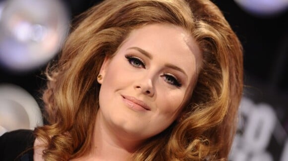 Adele vira marca e registra seu próprio nome para evitar golpes