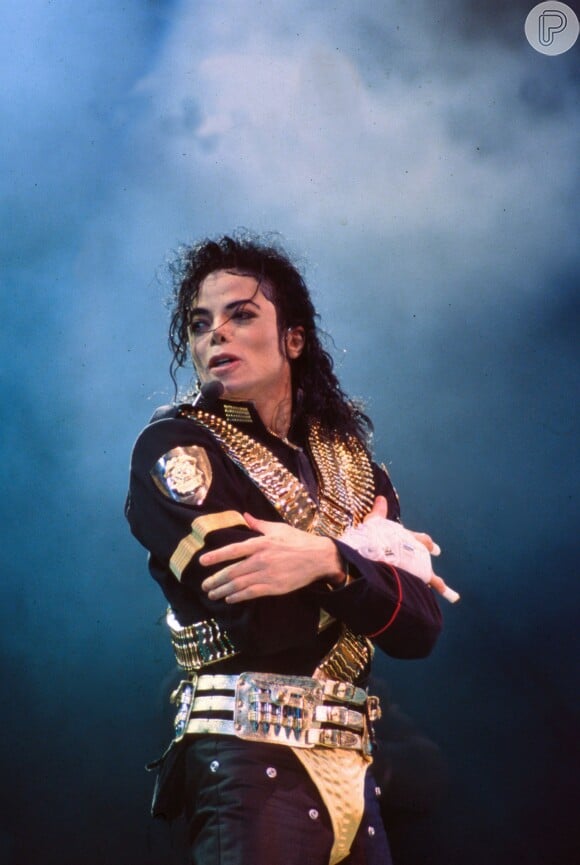 Segundo o site 'TMZ', enquanto esteve recluso, ele escreveu um livro sobre a vida de Michael Jackson e os anos que trabalhou com o cantor